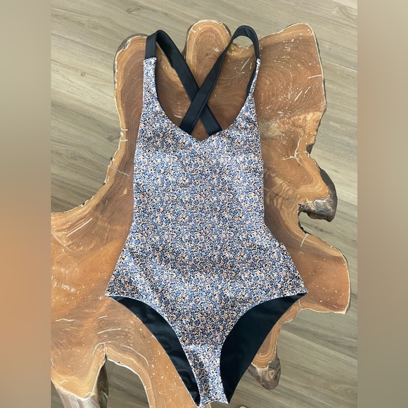 ✨SALE✨ NWOT Ripcurl Born at Bells reversible one piece - Picture 6 of 6